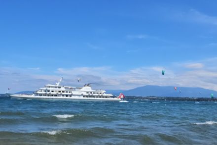 Schiff und Wassersportler auf See mit Wellen
