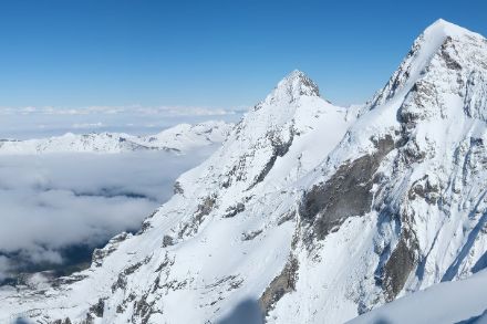 Am Ostgrat der Jungfrau konnte man heute auf die Wolkendecke im Berner Oberland hinunterblicken. Diese hatte eine Obergrenze von ca. 2200 Metern. Bildquelle:  https://jungfrau.roundshot.com/top-of-europe-jungfrau-ostgrat.