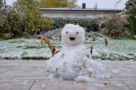 Für den ersten Schneemann des Winters dürfte es am Donnerstag und Freitag auch im Flachland vielerorts reichen. Bild: P. Stierli