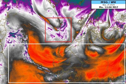 MSG-Satellitenbild vom Montag, 25. November 2024. Dargestellt ist der Wasserdampfgehalt der Atmosphäre über Europa und Nordafrika. Lilafarbene Flächen zeigen wasserdampfgesättigte, orangefarbene Flächen wasserdampfarme Regionen.