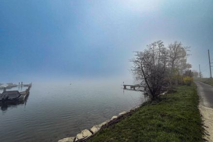Die Sonne verdrängt den Nebel über dem Sempachersee bei Oberkirch LU. Bild: Meteomeldung/App.