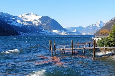 Extreme Gegensätze gestern Nachmittag am Vierwaldstättersee. Während in Brunnen der Föhn die Temperatur bis 16 Grad steigen liess, war die Landschaft auf der anderen Seiten des Vierwaldstättersees noch winterlich und erinnerte an die grossen Schneefälle vom vergangenen Donnerstag. Bildquelle: Meteomeldungen/App.