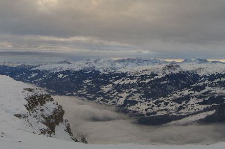Auf dem Chäserrugg sah man heute am Vormittag, dass im Seeztal der Hochnebel noch präsent war, obwohl man in grosser Höhe bereits recht kompakte Bewölkung ausmachen konnte. Bildquelle: https://chaeserrugg.roundshot.com