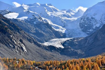 Vergletscherte Berge mit blauem Himmel.