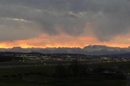 Sonnenaufgang vom Beobachterposten in Oberglatt heute Morgen, Blick Richtung Süden auf die verschneiten Alpen. In der Bildmitte einige Fallstreifen, also Niederschlag, der den Boden nicht erreicht. Bild: Daniel Buck