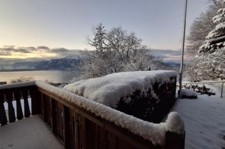 Auch in Chardonne oberhalb des Genfersees schneite es bis in tiefe Lagen. Foto: Meteomeldungen/App