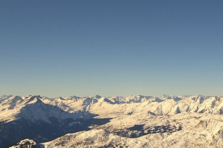 Die Luft war aufgrund der extremen Lufttrockenheit und dem äusserst geringen Staubgehalt der Luft derart klar, dass man vom Parpaner Rothorn ob der Lenzerheide GR das Finsteraarhorn im weit entfernten Berner Oberland problemlos erkennen konnte. Bildquelle: https://lenzerheide.roundshot.com 