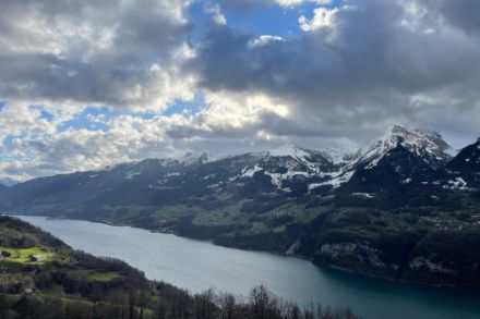 Blick von Amden SG auf den Walensee heute Morgen, kurz nachdem die Kaltfront durchgezogen ist. Bild: Meteomeldung/App