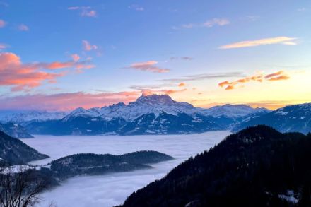 Mit der Mitte Woche aufkommenden Westströmung wird die Grundschichtproblematik (Nebel- und Hochnebelschicht) erstmal kein Thema mehr sein. Einfach nur sonnig wird es aber nicht, da eine Frontenabfolge bevorsteht. Blick von Leysin (VD) auf den Dents du Midi (VS) und die Hochnebelschicht im Chablais, gestern Abend (19. Jan. 2025).
