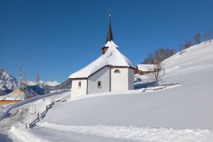 Festtagswetter: Tiefblauer Himmel und milde, trockene Luft in den Bergen wie hier in Spriringen (UR). Mit dieser Ruhe ist es jedoch bald vorbei. (Bild: Meteomeldungen/App)