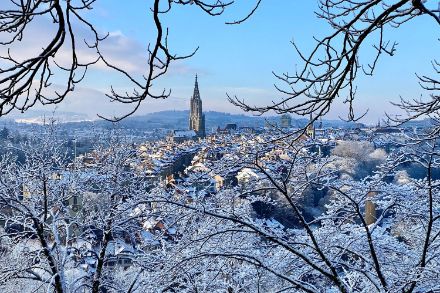 Die frisch verschneite Stadt Bern heute Vormittag. Bild: Meteomeldung/App