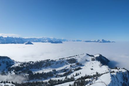 Blick von der Rigi südwestwärts über den Hochnebel zum Pilatus (rechts), Stanserhorn (Mitte) und Buochserhorn. Im Hintergrund links der Titlis, in der Bildmitte im Hintergrund das Berner Oberland. Quelle: https://rigi.roundshot.com/