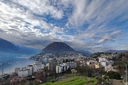 In Lugano war der Himmel am morgen eher chaotisch. Das Wort chaotisch war heute eigentlich für das Wetter in der ganzen Schweiz zutreffend.