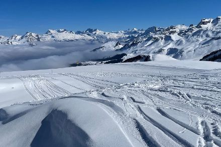 Dieses heute auf dem Stoos ob Schwyz gemachte Foto könnte ebensogut vom Monat Januar oder Monat Februar stammen, von Frühling ist nämlich noch nichts zu erkennen. In früheren Jahren kam es vor, dass auch die Temperaturen anfangs März noch hochwinterlich waren. Bildquelle: Meteomeldungen/App.