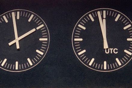 Eine Uhr mit Lokalzeit und eine zweite Uhr mit UTC