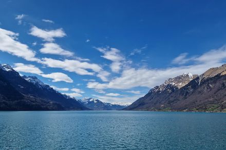 Blick über Bergsee mit blauem Himmel und linsenförmigen Wolken