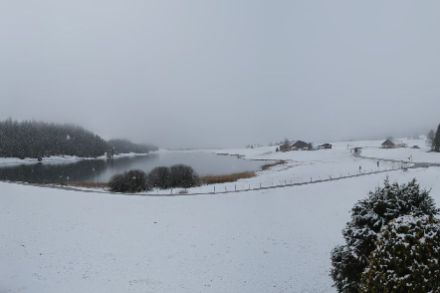 Lac des Taillères bei La Brévine im Jura frisch verschneit heute Vormittag. Bild: tailleres.roundshot.com