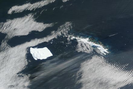 A23a südwestlich der Insel Südgeorgien am 11. April 2025 (Quelle: NASA Worldview)