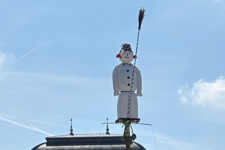 Der Watteschneemann Böögg auf dem Zürcher Sechseläutenplatz. (Foto: Ramona Bieri)