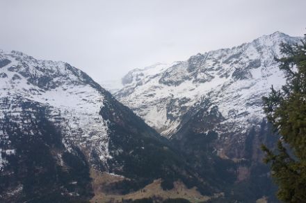 Im Gadmental westlich des Sustenpasses war der strahlend blaue Himmel der letzten Tage heute Nachmittag kein Thema mehr. Bildquelle: Meteomeldungen/App.