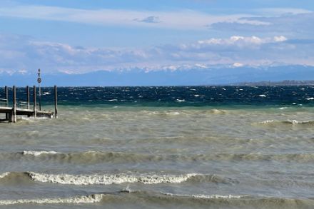 Gestern, am 1. April 2025, wehte im Mittelland starke Bise. Als Folge kam es auf dem Bodensee zu erhöhtem Wellengang.
