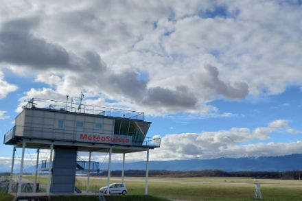 Beobachtungsstation von MeteoSchweiz vor der Landebahn des Flughafens Genf. Im Hintergrund der in Frankreich liegende südliche Teil des Juras. Foto: Laurent Cretenoud