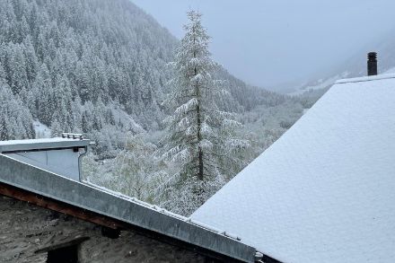 In Villa Bedretto (TI, 1350m) fielen über Nacht ein paar Zentimeter Neuschnee. Bild: Meteomeldungen, MeteoSchweiz App