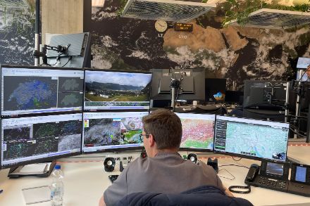 Ein Meteorologe sitz am Arbeitsplatz