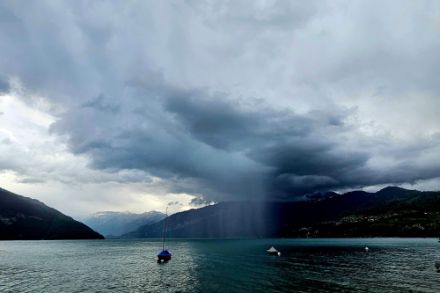 Schauer über dem Thunersee am 13. Mai 2025.