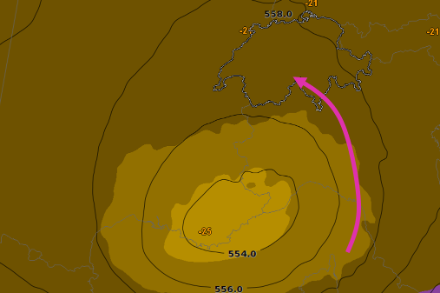 Geopotential [gpm, Isolinien] und Temperatur [°C, flächige Darstellung mit Farbe und Zahlenwerte] auf 500 hPa heute, den 7. Mai 2025 um 12 UTC, auf 500 hPa. Das Tief über dem Tyrrhenischen Meer steuert aus Südosten feuchte Luft (violetter Pfeil)zur Schweiz.