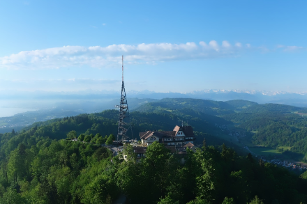 Morgendlicher Blick über den Uetliberg nach Südosten um 07:30 Uhr. Sind die «Altocumulus castellanus» Vorboten einer Wetteränderung? Quelle: Roundshot / Hotel Uto Kulm