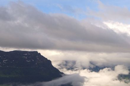 Nach dem am Morgen im Schächental im Kanton Uri noch der Nordstau tonangebend war, lockerte sich die Bewölkung im Laufe des Vormittags allmählich auf. Bildquelle: https://bielkinzig.roundshot.com/weissenboden