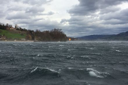 Sturmwarnleuchten signalisieren den Seebenutzenden, dass demnächst stärkere Winde aufkommen können. Hier ist es natürlich bereits offensichtlich, dass es für Seebenutzende ungemütlich werden kann. Foto: E. Müller