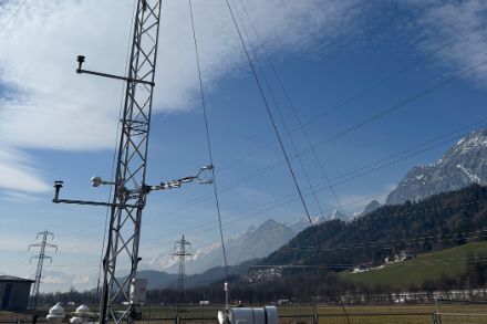 Messmast im Inntal mit Messinstrumenten und Blick auf leicht schneebedeckte Berge.