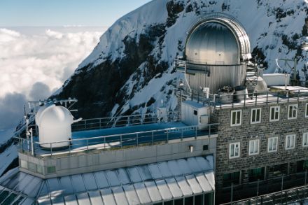 Alpine Wetterstation mit Kuppelobservatorium im Winter