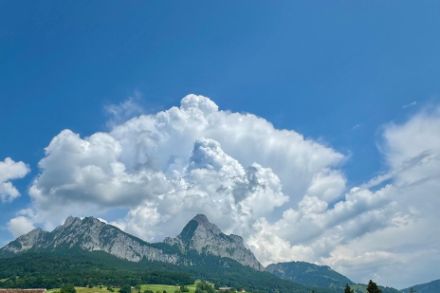 Blick von Schwyz zu den Mythen mit sich auftürmenden Gewitterwolken am 21.06.2025.