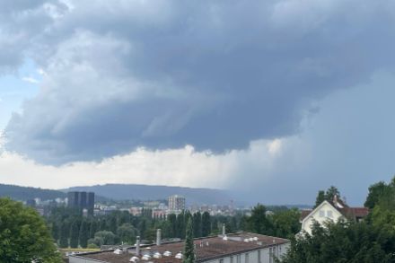Aufwindbereich eines kräftigen Gewitters, welches über Mittag mit 1-2 cm Hagel und Böenspitzen bis 60 km/h über die Agglomeration Zürich hinweggezogen ist. 