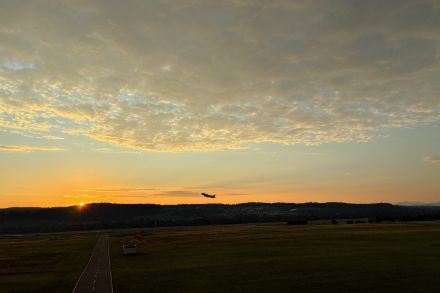 Die mittelhohe Bewölkung über dem Flughafen Zürich in den frühen Morgenstunden weist auf die Wetterumstellung hin. B. Kunz