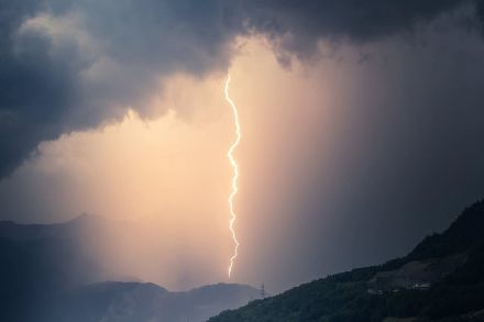Blitzeinschlag in den Unterwalliser Bergen, Wettermeldung aus Monthey (VS) gesendet am Abend des 30. Juni 2025 über die MeteoSchweiz App.