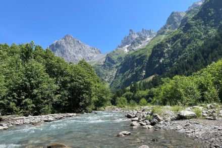 Fluss in den Schweizer Alpen beim schönstem Sommerwetter