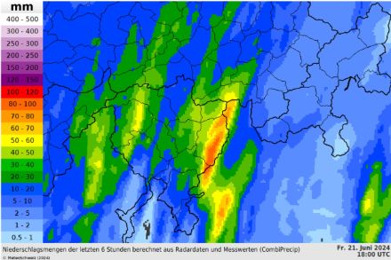 Niederschlagsmengen während der starken Gewitter vom 21. Juni 2024 innerhalb von 6 Stunden (14 Uhr bis 20 Uhr) gemäss dem CombiPrecip-Algorithmus (Kombination aus Niederschlagsmessungen und Radardaten). Im Misox erreichten die Niederschlagsmengen innerhalb von 6 Stunden 80 bis 100 mm.