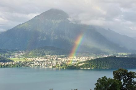 Regenbogen am Donnerstagmorgen über Spiez, aufgenommen von Sigriswil (BE).