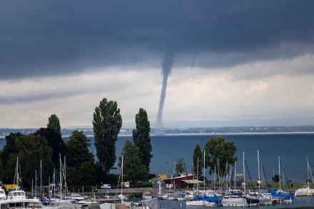 Wasserhose am 29. Juli 2025 über dem Bodensee, fotografiert von Romanshorn aus.