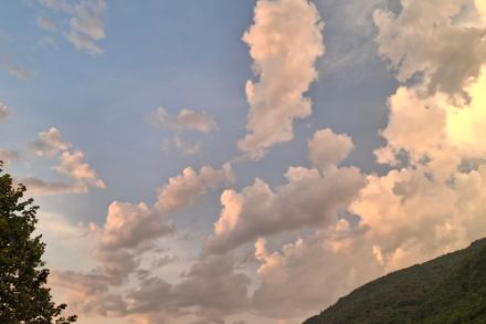 Floccus und Castellanus Bewölkung als sichtbares Zeichen einer instabilen Schichtung der Luft sind typische Vorboten von Gewittern. Bild aus Bironico (TI, Meteo Meldung MeteoSwiss App)