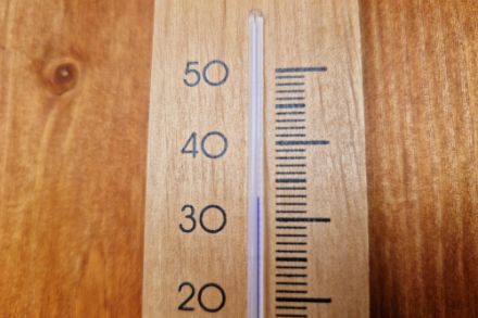 33 Grad wurden gemäss diesem Thermometer vor zwei Tagen in Oberschrot im Kanton Freiburg auf ca. 850 m ü. M. registriert. Dies wird in den nächsten Tagen mit einiger Sicherheit nicht mehr erreicht.