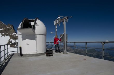 Mitarbeiterin von MeteoSchweiz bei der Kontrolle von Messinstrumenten