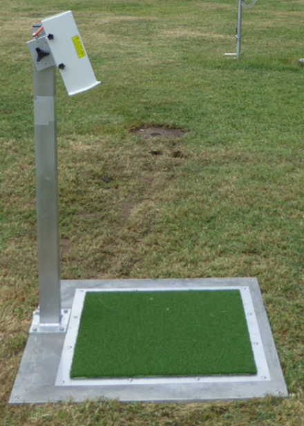 Sensor, befestigt an einem 125 cm hohen Mast, der fix auf einer 80x80x2 Aluminiumplatte montiert ist, um eine Ausdehnung aufgrund von Temperaturunterschieden zu vermeiden.