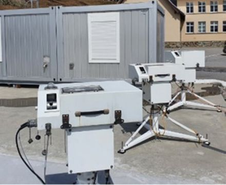 Bild dreier Geräts des Typs Brewer in Arosa (links) und Davos (rechts).