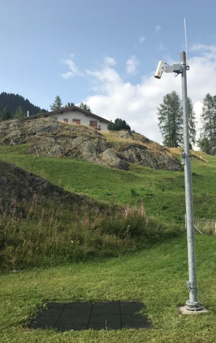 Sensor, angebracht an einem Aluminiummast oder -balken, abhängig vom Aufbau der Station.