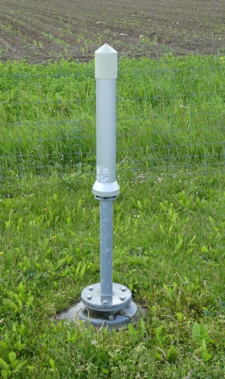 Zylinderförmiger Sensor, der in vertikaler Position auf einem Metallstab angebracht ist.